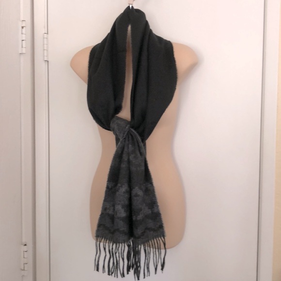 Women 12 3/4”W x 64”L beautiful scarf lghtwt warm & soft